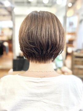 ワン エイティー ディグリース 恵比寿(180°One Eighty Degrees.) くびれショート/白髪ぼかし