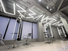 アーバンスタジオトウキョウ 下北沢店(URBAN STUDIO TOKYO)の雰囲気（リラックスしていただける店内と明るい調光魅力を引き出します）