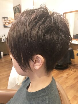 テトラ ヘアー(TETRA hair) 2ブロックアシメショート