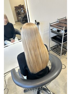 クオン 伊勢崎(QUON.) ホワイトベージュ/ベージュカラー/ブリーチカラー