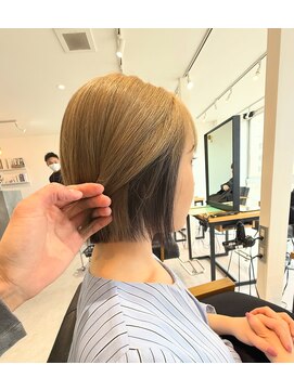 フー(feu) 明るめベージュ×インナーブラック