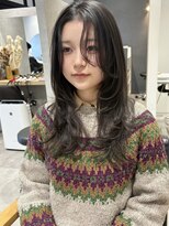 ラミエバイメルト 下北沢(lamie by melt)&nbsp;ロングレイヤーハッシュカット顔周り暗髪アッシュグレージュ人気
