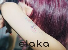 イラカ(elaka)の雰囲気(ガラスを通して自然光が入る都会的で落ち着きのある空間)