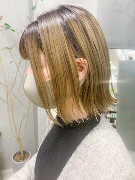 テトヘアー(teto hair) 切りっぱなしボブ、外ハネ、グラデーションカラー、ベージュ