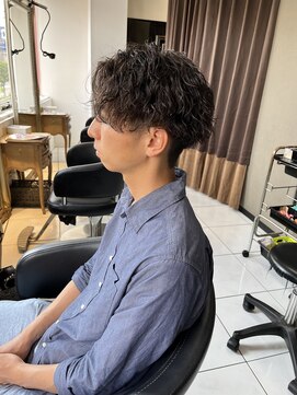 アイズ 海老名(AIZU) センターパート ツイストスパイラルパーマ メンズカット 眉毛