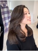 レイヤーカット　ロング　大人ハイライトカラー