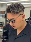 極道パーマホワイトメッシュフェード短髪メンズ髪型