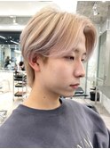 センターパートとも相性の良い韓国風メンズミルクティーカラー