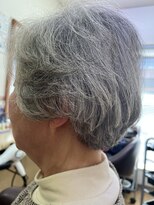 エミ(EMI)&nbsp;ふんわりカット＋パーマ