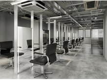 セット面数14席完備。無機質で落ち着いた雰囲気【西葛西】