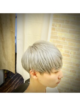 バーニーズ バーバークラブ(BARNEYS BARBER CLUB) ホワイトシルバー　ツーブロックマッシュ