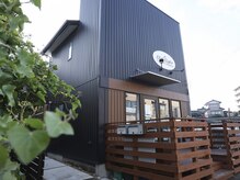 ウッドデッキが目印です【駐車場は少し先の味噌会館立体駐車場】