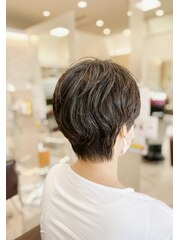 大人ショートスタイル　グレイヘアショート　美シルエット