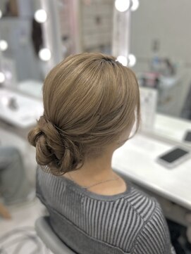 ラモ(RAMO) 毛量が多めの方に似合う下目アップヘア