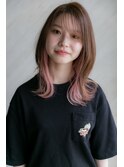 外はねミディアム×ピンクのイヤリングカラー×シースルーバング