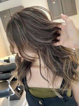 ヨロ 小岩(YOLO) ミルクティーグレージュハイライトケアブリーチレイヤーカット