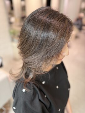 地毛を活かした白髪ぼかしハイライト