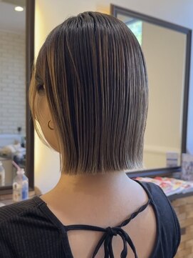 ゼウス(Zeus.) 海外ヘアーハッシュカットレイヤーカットハイライトカラー
