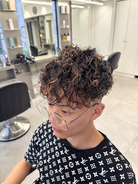 グルーマーズトウキョウ(GROOMER/S TOKYO) スペインカール/ハイライト/フェードカット/神保町/メンズパーマ