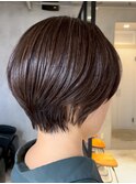 横浜西口白髪染めショートヘアタッセルボブミルクティーベージュ