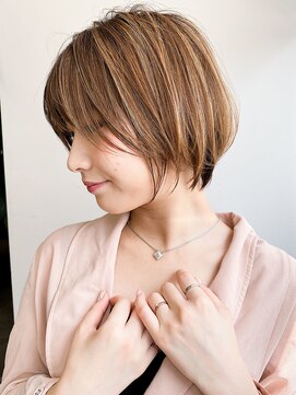 リタ 枚方(Rita) 前下がりショートボブ白髪ぼかし×小顔カットで綺麗に