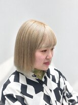 モザミ(MOZAMI)&nbsp;さりげなく楽しむハイトーン裾カラーの切りっぱなしミニボブ