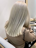 リノショアーズ 日本大通り店(RINOSHORES)&nbsp;【ブリーチ＋ワンカラー】ホワイトブロンド/切りっぱミディ