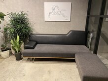 フロントには大きなソファー