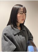 顔周りレイヤーのワイドバングセミロング