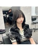 艶のある黒髪×ゆる巻ロングで大人かわいいスタイル
