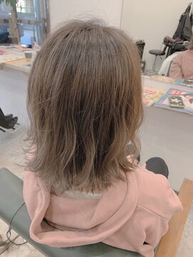 カキーン(cakeen) 立体感ホワイトブロンド艶カラー＊大人可愛いフラッフィーボブ