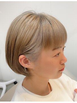 ハク アトリエ(HaKU atelier) ホワイトグレージュ厚めバング耳かけボブベージュカラー
