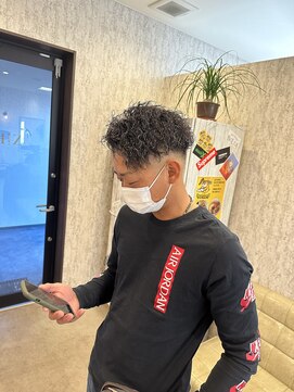 ジーク(SIEG) ツイストスパイラルパーマ×スキンフェードカット