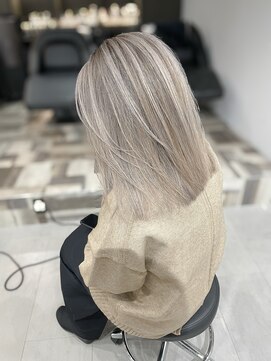 エレクシィ(ELEXY) ホワイトベージュ　シャドウルーツカラー