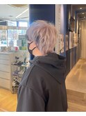 ホワイトベージュにインナーカラーのマッシュウルフスタイル