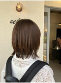 自然なハネ感と毛束感がかわいいミディアムヘア