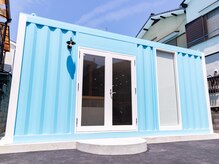 外観はブルーのコンテナハウスで見つけやすくなってます！