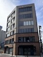 ミスト(mist) 逗子・葉山駅ホームの踏切寄りから目の前に見えるビルの空中階