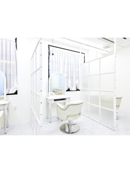 【吉祥寺駅3分の好立地】 6席の半個室サロンでごゆっくりリラックスした時間をお過ごしください。