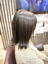トレセッテ(tre sette)&nbsp;暗髪のくすみ系カラー/外ハネミディアムスタイル