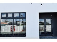 シークレットベースゼロ(Secret base ZERO)の雰囲気（大きな窓で明るい店内◎ブルドックがお出迎え◎）