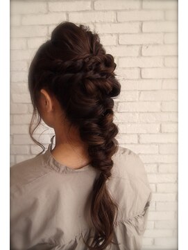 エス ヘアメイク スペース(es hair make space) 結婚式にまわりと被らないダウンスタイル『武蔵小山』