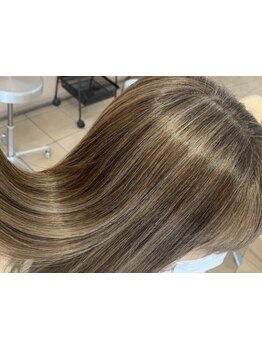 色彩を熟知し、講師としても活躍するカラーリスト在籍。白髪染めもオシャレに♪