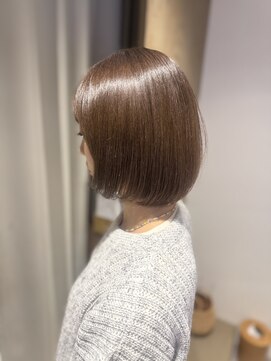 クーリ(Couri) ミディアムボブのシアーカラー