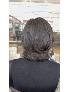 マリーインターナショナル 浦添店(MARIE INTERNATIONAL) くびれヘアミディアムレイヤーアッシュグレージュシルバー