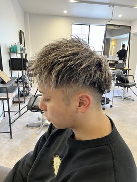 ナンバー 竪町(number+) メンズ刈り上げフェードスタイルかき上げ短髪ホワイトメッシュ