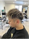 メンズ刈り上げフェードスタイルかき上げ短髪ホワイトメッシュ