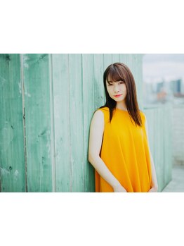 ブリーチを使用したハイライトで、白髪を味方にカラーを楽しむ新たなトレンド