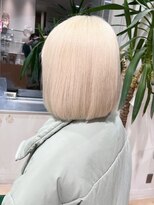 アウラ(AURA)&nbsp;盛岡駅タッセルボブハイトーンカラーミルクティーベージュ外ハネ