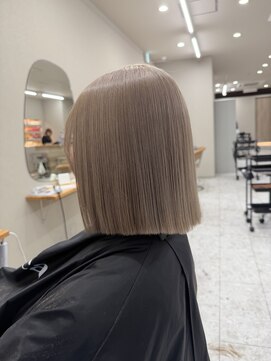 シカ 神戸三宮元町店(Cica) ハイトーン ブリーチ ボブ 三宮 ミルクティーベージュ